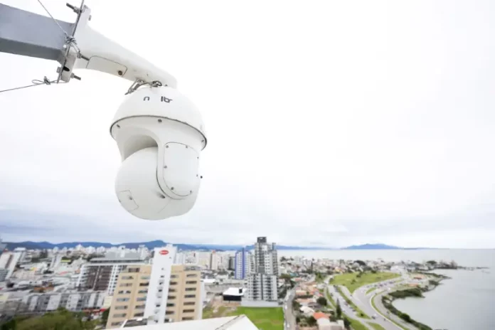 Câmeras de reconhecimento facial instaladas na Avenida Beira-Mar Continental durante o desfile de 7 de Setembro em Florianópolis, monitorando o público.