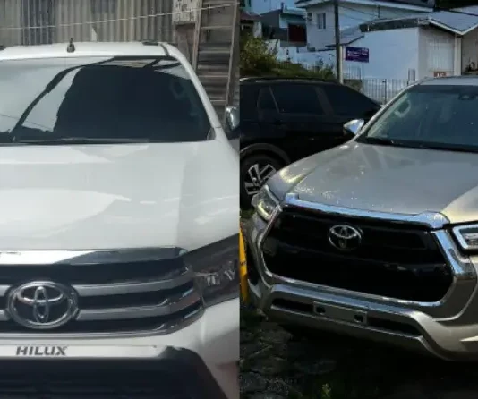 Duas caminhonetes Toyota Hilux recuperadas pela Guarda Municipal após operação conjunta na Grande Florianópolis.