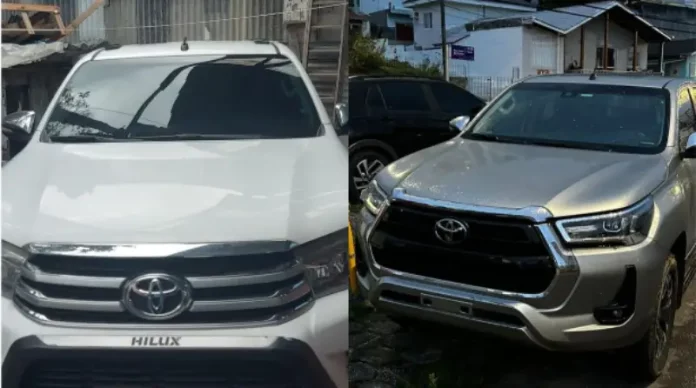 Duas caminhonetes Toyota Hilux recuperadas pela Guarda Municipal após operação conjunta na Grande Florianópolis.