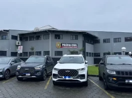 Quatro carros de luxo apreendidos na Operação Falso Samaritano estão estacionados em frente à delegacia de polícia