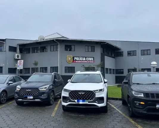 Quatro carros de luxo apreendidos na Operação Falso Samaritano estão estacionados em frente à delegacia de polícia