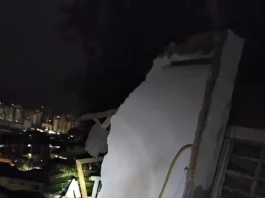 Casa desaba no Centro de Florianópolis, deixando grande quantidade de entulhos sobre o terreno e paredes vizinhas.