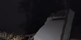 Casa desaba no Centro de Florianópolis, deixando grande quantidade de entulhos sobre o terreno e paredes vizinhas.