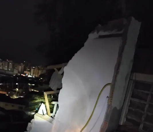 Casa desaba no Centro de Florianópolis, deixando grande quantidade de entulhos sobre o terreno e paredes vizinhas.