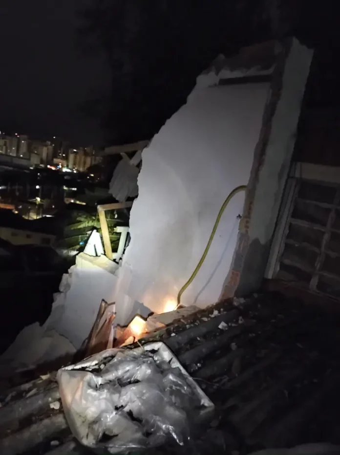Casa desaba no Centro de Florianópolis, deixando grande quantidade de entulhos sobre o terreno e paredes vizinhas.