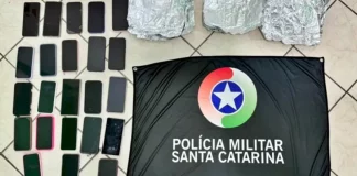 Celulares furtados durante show na Capital, apreendidos pela polícia e exibidos sobre uma superfície.