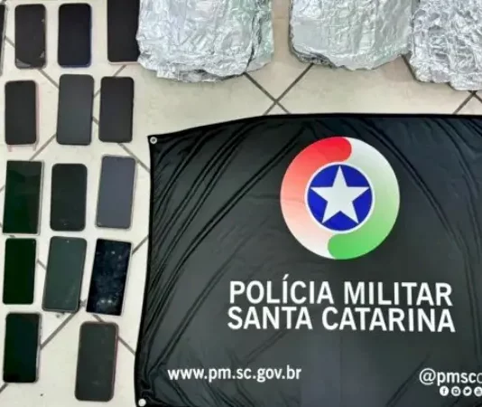 Celulares furtados durante show na Capital, apreendidos pela polícia e exibidos sobre uma superfície.
