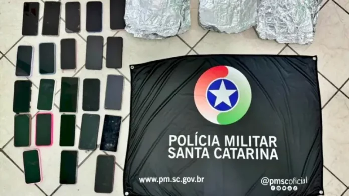 Celulares furtados durante show na Capital, apreendidos pela polícia e exibidos sobre uma superfície.
