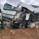 Caminhão com a cabine completamente destruída após colisão na BR-282, em Rancho Queimado.