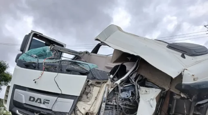 Colisão entre caminhões mobiliza equipes de resgate na BR-282, em Rancho Queimado Caminhão com a cabine completamente destruída após colisão na BR-282, em Rancho Queimado.