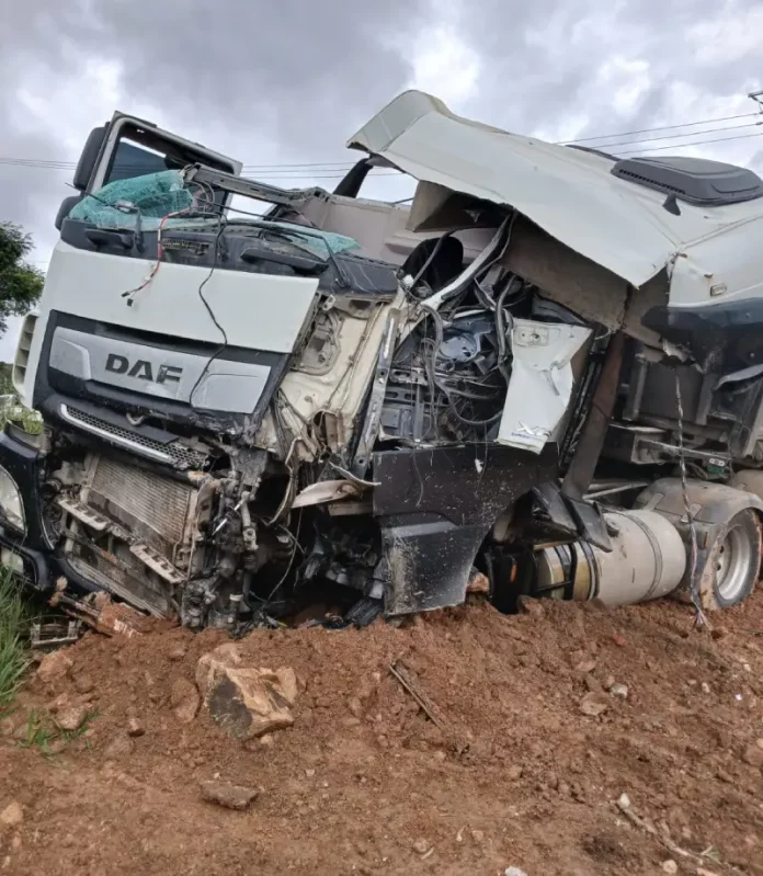 Caminhão com a cabine completamente destruída após colisão na BR-282, em Rancho Queimado.