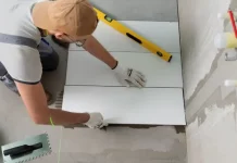 Profissional aplicando piso em obra, representando a qualificação profissional oferecida nos cursos gratuitos de São José.