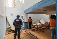 Equipe da Defesa Civil e Guarda Municipal avalia os danos causados pela queda de muro em prédio residencial de São José.