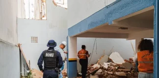 Equipe da Defesa Civil e Guarda Municipal avalia os danos causados pela queda de muro em prédio residencial de São José.