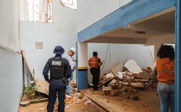 Equipe da Defesa Civil e Guarda Municipal avalia os danos causados pela queda de muro em prédio residencial de São José.