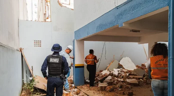 Equipe da Defesa Civil e Guarda Municipal avalia os danos causados pela queda de muro em prédio residencial de São José.
