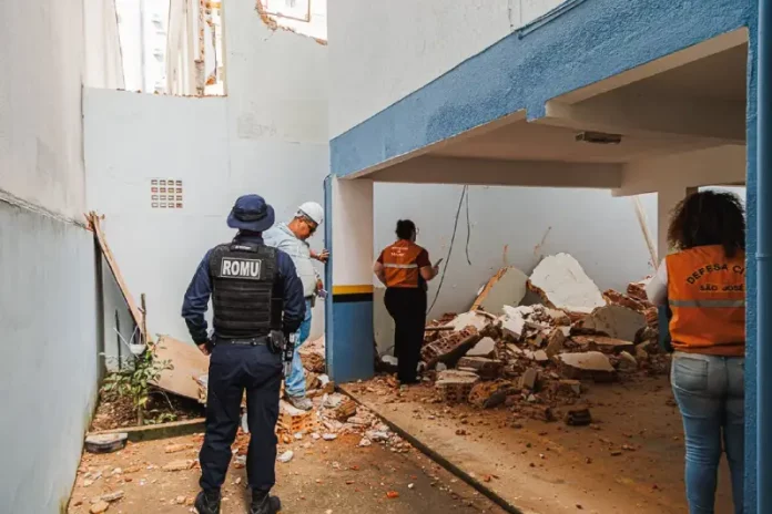 Equipe da Defesa Civil e Guarda Municipal avalia os danos causados pela queda de muro em prédio residencial de São José.