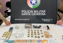 Drogas e dinheiro apreendidos pela polícia durante ação contra cárcere privado e tráfico de drogas em São José.