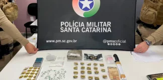 Drogas e dinheiro apreendidos pela polícia durante ação contra cárcere privado e tráfico de drogas em São José.