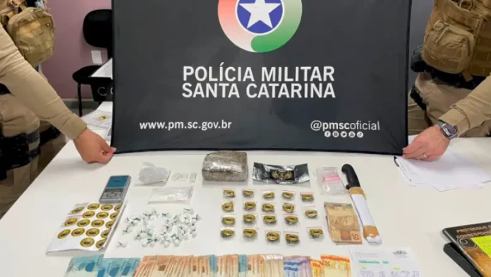 Drogas e dinheiro apreendidos pela polícia durante ação contra cárcere privado e tráfico de drogas em São José.
