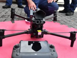 Drone modelo DJI Matrice M30T sobre uma mesa, representando as novas aquisições de drones do Corpo de Bombeiros Militar de Santa Catarina (CBMSC).