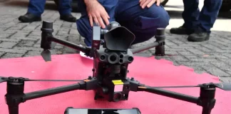 Drone modelo DJI Matrice M30T sobre uma mesa, representando as novas aquisições de drones do Corpo de Bombeiros Militar de Santa Catarina (CBMSC).