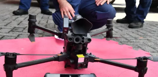 Drone modelo DJI Matrice M30T sobre uma mesa, representando as novas aquisições de drones do Corpo de Bombeiros Militar de Santa Catarina (CBMSC).
