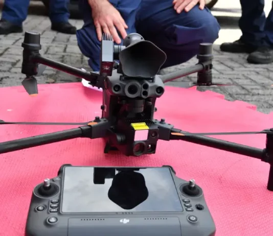 Drone modelo DJI Matrice M30T sobre uma mesa, representando as novas aquisições de drones do Corpo de Bombeiros Militar de Santa Catarina (CBMSC).