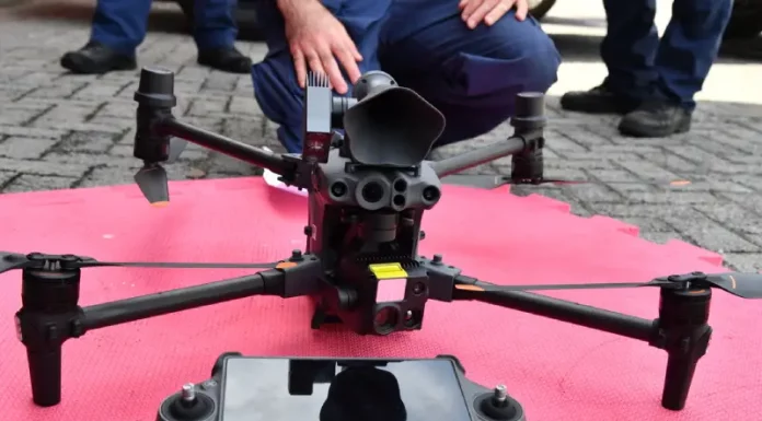 CBMSC investe em nova frota de drones para agilizar atendimentos Drone modelo DJI Matrice M30T sobre uma mesa, representando as novas aquisições de drones do Corpo de Bombeiros Militar de Santa Catarina (CBMSC).