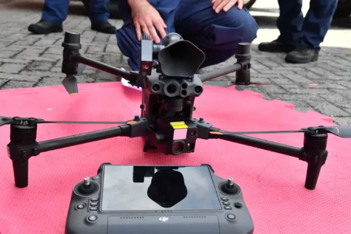 Drone modelo DJI Matrice M30T sobre uma mesa, representando as novas aquisições de drones do Corpo de Bombeiros Militar de Santa Catarina (CBMSC).