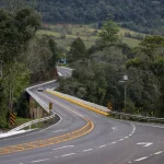 Rodovia catarinense recém-pavimentada pelo Programa Estrada Boa, mostrando as melhorias na malha viária do estado.