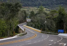 Rodovia catarinense recém-pavimentada pelo Programa Estrada Boa, mostrando as melhorias na malha viária do estado.