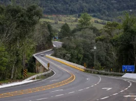 Rodovia catarinense recém-pavimentada pelo Programa Estrada Boa, mostrando as melhorias na malha viária do estado.