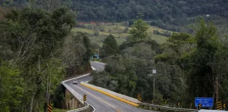 Rodovia catarinense recém-pavimentada pelo Programa Estrada Boa, mostrando as melhorias na malha viária do estado.