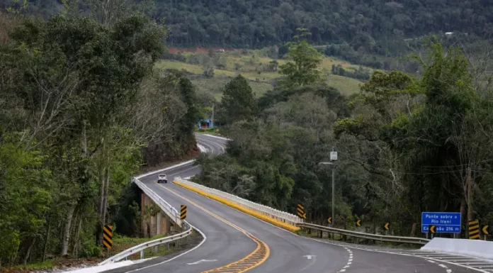 Rodovia catarinense recém-pavimentada pelo Programa Estrada Boa, mostrando as melhorias na malha viária do estado.