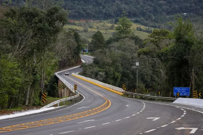 Rodovia catarinense recém-pavimentada pelo Programa Estrada Boa, mostrando as melhorias na malha viária do estado.