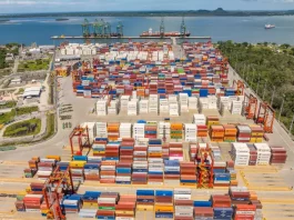 Containers empilhados em porto movimentado, simbolizando o crescimento das exportações de Santa Catarina.
