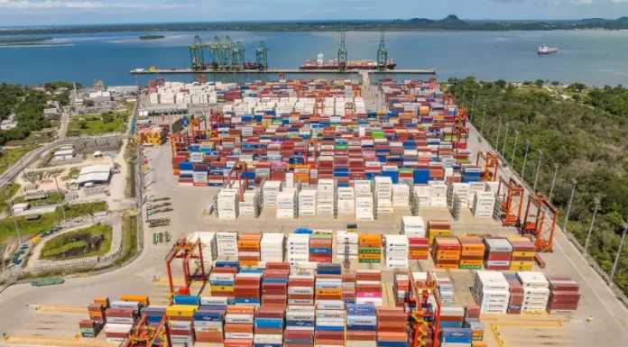Exportações de Santa Catarina crescem 1,5% em agosto, apesar da queda para os EUA Containers empilhados em porto movimentado, simbolizando o crescimento das exportações de Santa Catarina.