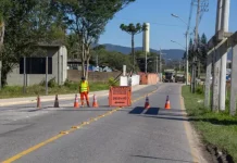 Cones e placa de desvio sinalizam interdição de trânsito na Avenida Beira-Rio, em São José.