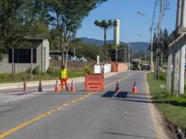 Cones e placa de desvio sinalizam interdição de trânsito na Avenida Beira-Rio, em São José.