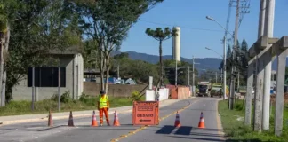 Cones e placa de desvio sinalizam interdição de trânsito na Avenida Beira-Rio, em São José.