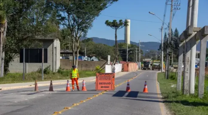 Cones e placa de desvio sinalizam interdição de trânsito na Avenida Beira-Rio, em São José.