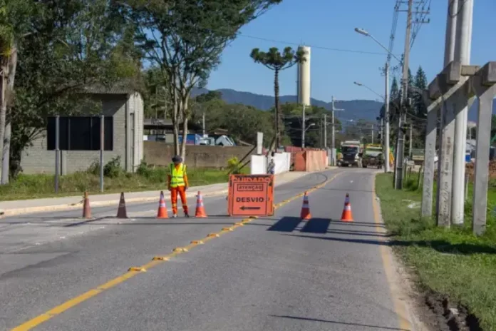 Cones e placa de desvio sinalizam interdição de trânsito na Avenida Beira-Rio, em São José.