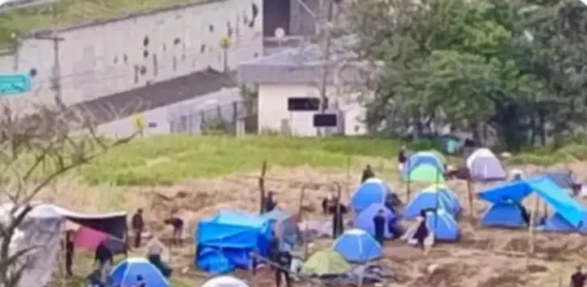 Grupo de pessoas monta barracas nos terrenos da União durante invasão no bairro Bela Vista, em São José.