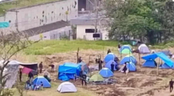 Grupo de pessoas monta barracas nos terrenos da União durante invasão no bairro Bela Vista, em São José.