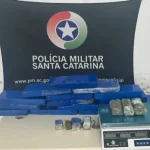 Foto mostra tabletes de maconha apreendidos pelo Bope em operação no município de Palhoça.