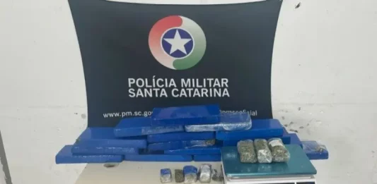 Foto mostra tabletes de maconha apreendidos pelo Bope em operação no município de Palhoça.