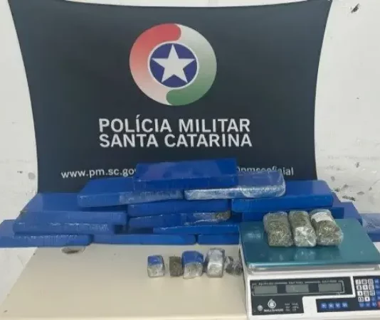 Foto mostra tabletes de maconha apreendidos pelo Bope em operação no município de Palhoça.