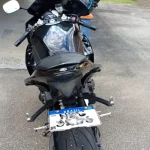 Motocicleta apreendida pela PRF, usada por motociclista em racha na BR-282, com placa adulterada.