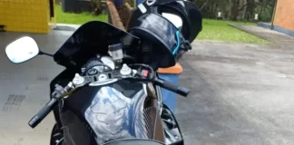 Motocicleta apreendida pela PRF, usada por motociclista em racha na BR-282, com placa adulterada.